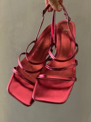 Sandalias Zara fucsia metalizadas de tacón