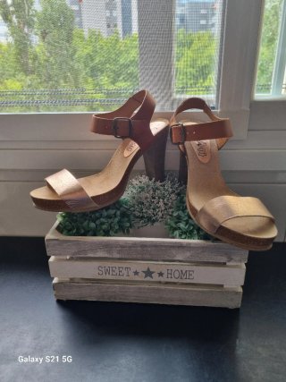 Sandalias de piel con tacón.