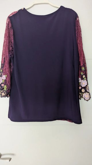 Blusa floral granate con encaje