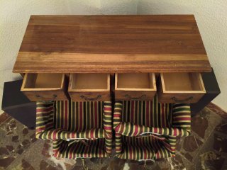 Cajonera de madera con 4 cestas de mimbre forradas