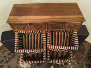 Cajonera de madera con 4 cestas de mimbre forradas