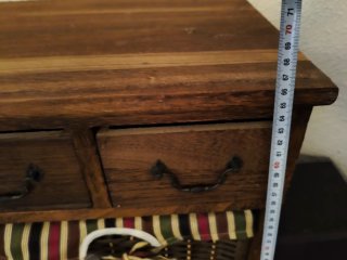 Cajonera de madera con 4 cestas de mimbre forradas