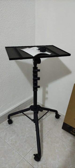 Mesa trípode con ruedas para proyector / portátil