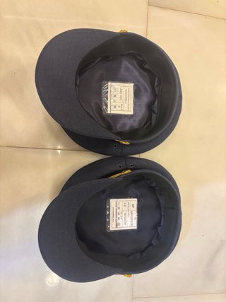 Gorra oficial azul con detalles dorados.
