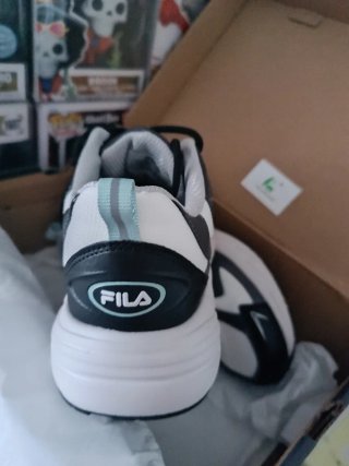 Zapatillas Fila grises y blancas