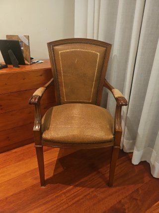 Sillón Clásico de Madera y Cuero