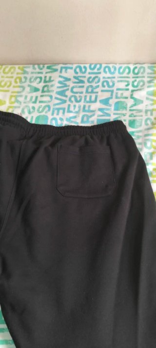 Pantalón de chándal negro. Con bolsillo trasero