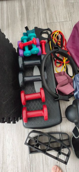 Set di accessori per il fitness a casa: manubri, pesi, bande