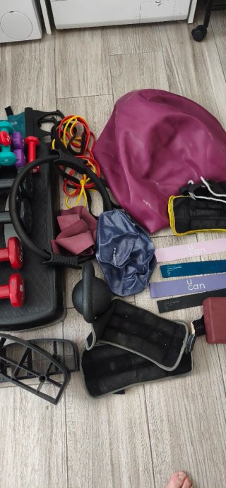 Set di accessori per il fitness a casa: manubri, pesi, bande