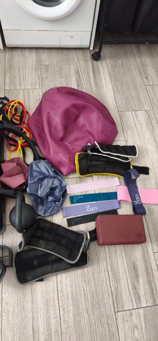Set di accessori per il fitness a casa: manubri, pesi, bande