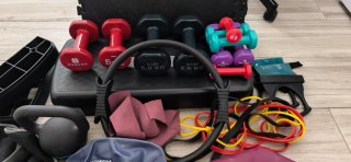 Set di accessori per il fitness a casa: manubri, pesi, bande