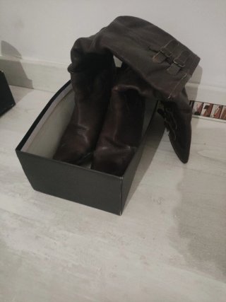 Botas altas, sandalias y zapatos