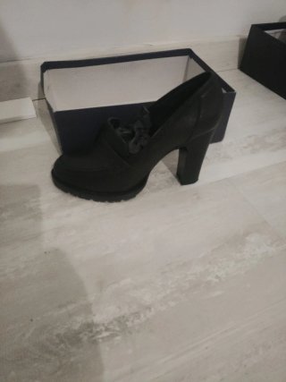 Botas altas, sandalias y zapatos