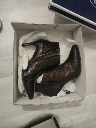 Botas altas, sandalias y zapatos
