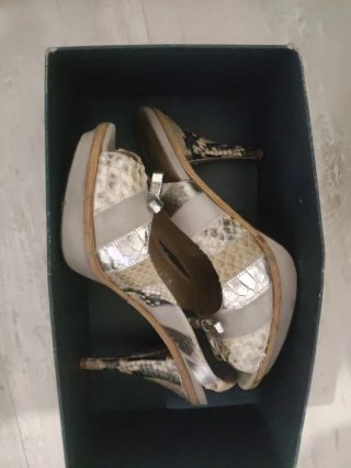 Botas altas, sandalias y zapatos