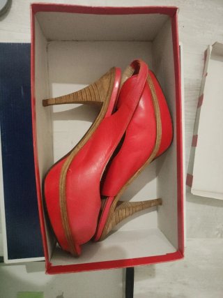 Botas altas, sandalias y zapatos