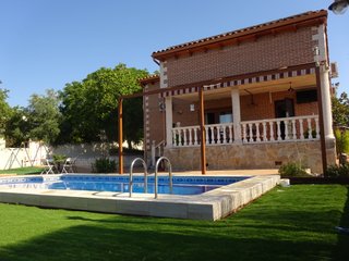 ¡ESPECTACULAR CHALET INDEPENDIENTE CON PISCINA!!