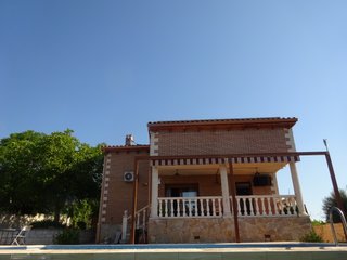 ¡ESPECTACULAR CHALET INDEPENDIENTE CON PISCINA!!