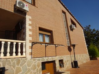 ¡ESPECTACULAR CHALET INDEPENDIENTE CON PISCINA!!