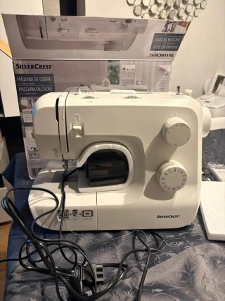 Máquina de coser SilverCrest 33 puntadas