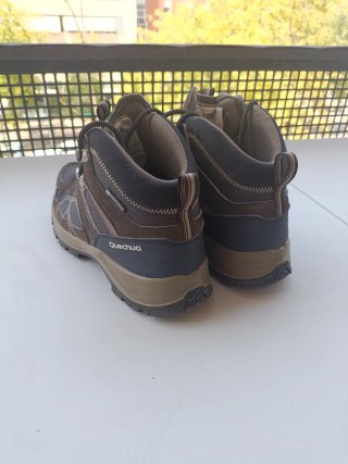 Botas de montaña marrones y grises