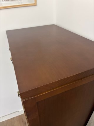 Cómoda de madera con cristal