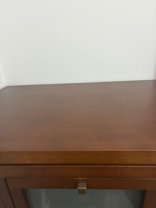 Cómoda de madera con cristal