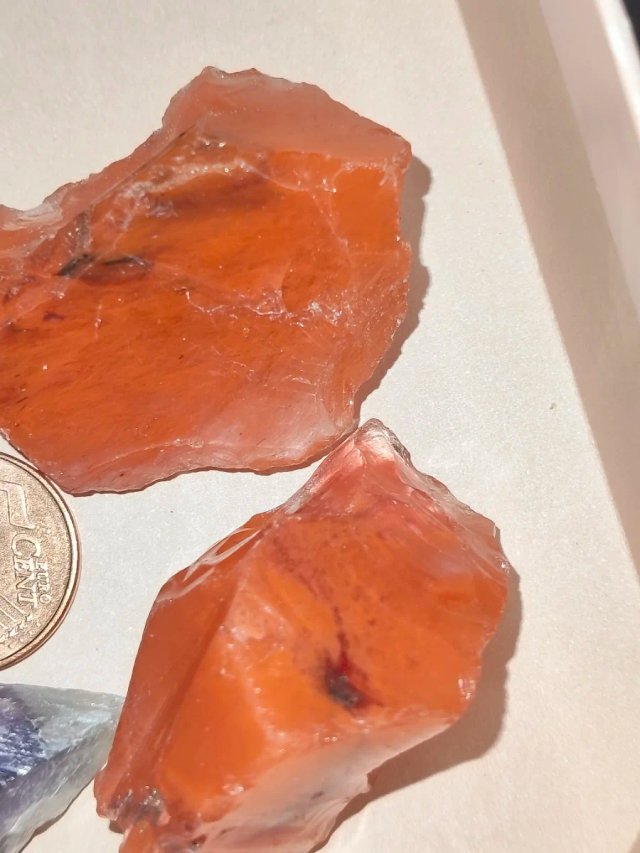 Lote piedras: 2 cuarzo Cereza, 2 Fluoritas, 1 Rubí
