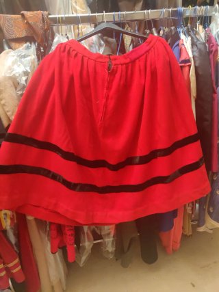 Falda regional roja con rayas negras