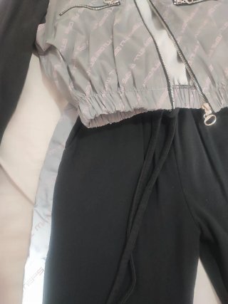Conjunto deportivo mujer gris y negro
