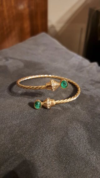 Bracciale rigido dorato con pietre verdi