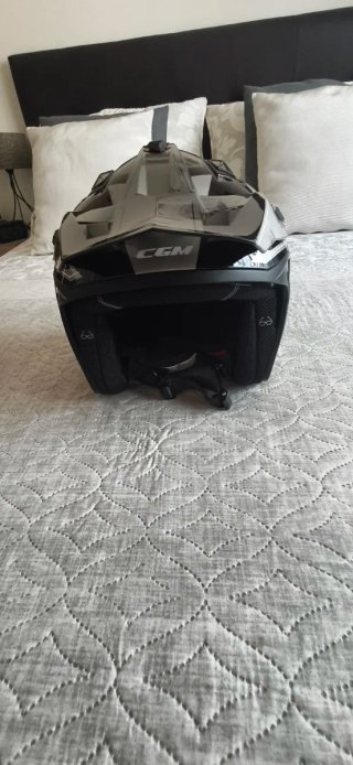 Casco de moto negro y gris