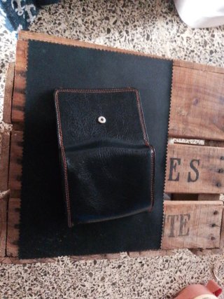 Cartera de piel negra