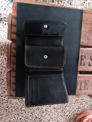 Cartera de piel negra