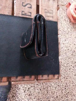 Cartera de piel negra