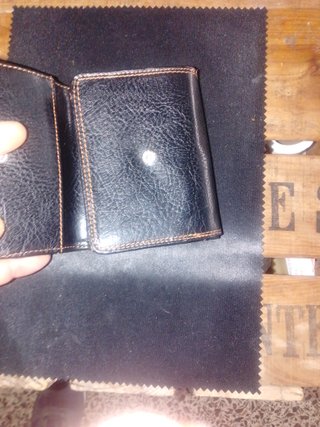 Cartera de piel negra