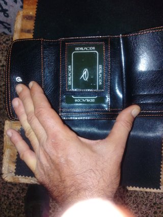 Cartera de piel negra