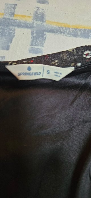 Vestido Springfield floral negro y rojo