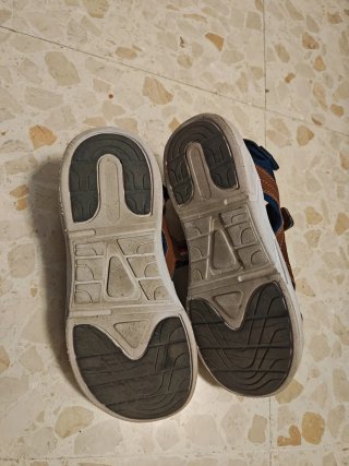 Sandalias niño azul y marrón