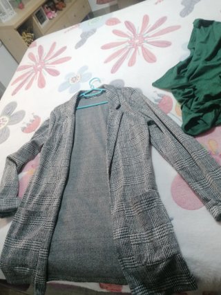 Chaqueta negra con cuello de pelo