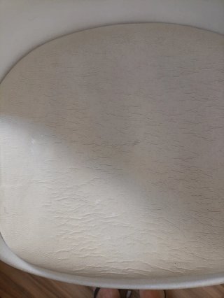 Silla blanca asiento polipiel y patas madera