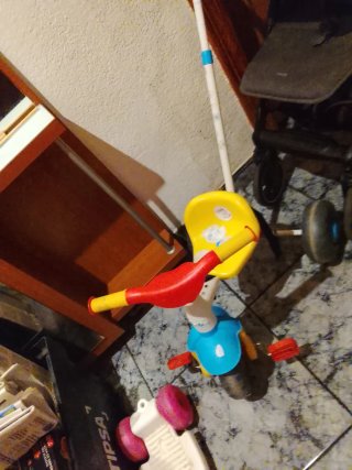 Triciclo infantil amarillo y rojo