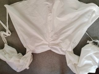Top Guess blanco mangas abullonadas