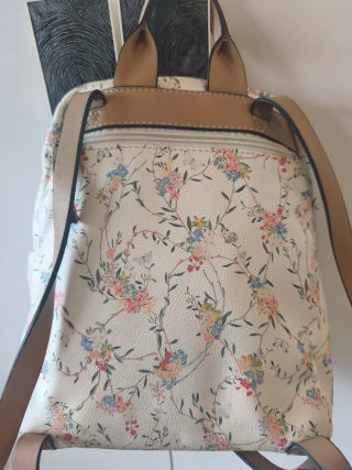 Mochila Parfois floral blanca. Sólo envío