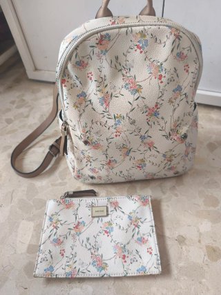 Mochila Parfois floral blanca. Sólo envío