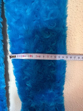 Bufanda azul peluda con flecos