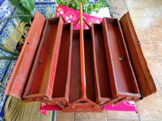 Antigua caja de herramientas de chapa roja