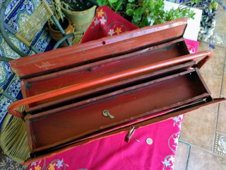 Antigua caja de herramientas de chapa roja