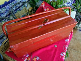 Antigua caja de herramientas de chapa roja