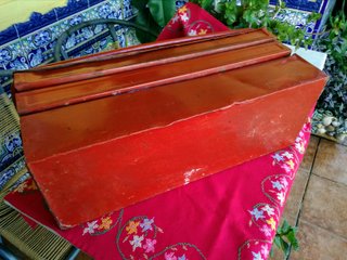 Antigua caja de herramientas de chapa roja